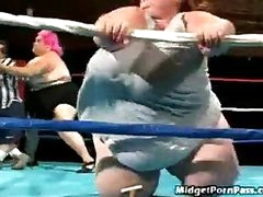 Obese wrestlers fuck a midget